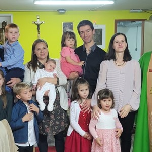 Krštenje petog djeteta obitelji Šestak u Župi sv. Ivana Pavla II. u Jelkovcu